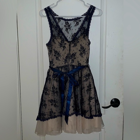 Windsor Navy and Nude Lace Dress - Size 7/8 - Picture 2 of 7
